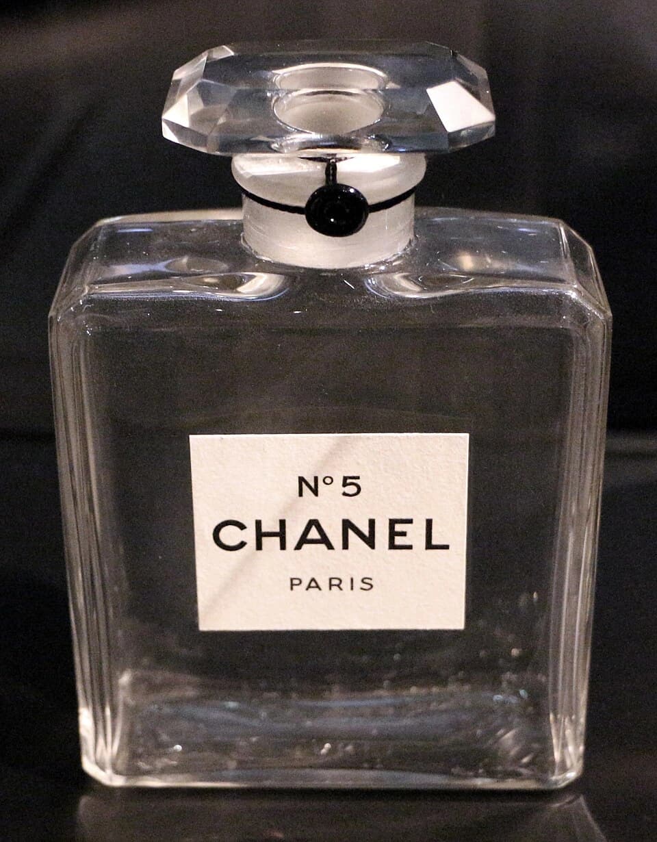 3. Perfume: correct words can sit on the wrong label geometry: original product photograph