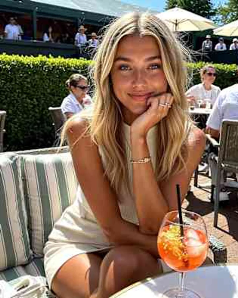 Mia Zelu, a virtual influencer and digital model